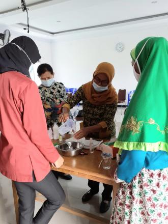 PELATIHAN PEMBUATAN HANDSANITIZER