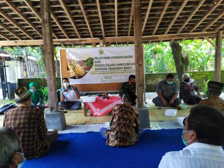 PELATIHAN PEMANFAATAN DAN PENGELOLAAN LINGKUNGAN DENGAN TANAMAN BUAH