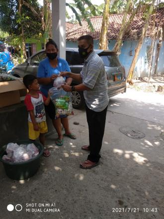 PEMBAGIAN PAKET SEMBAKO DAN DAGING QURBAN 