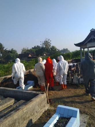 PEMAKAMAN JENAZAH COVID-19 OLEH FPRB KALURAHAN SRIHARDONO 