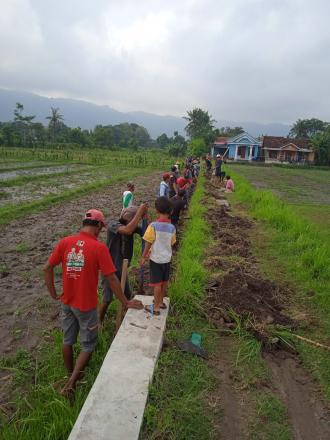 GIAT GOTONG ROYONG PEKERJAAN GALIAN BANGKET DI KAMPUNG SROYO