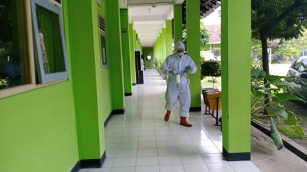 Penyemprotan Disinfektan di SMKN Pundong